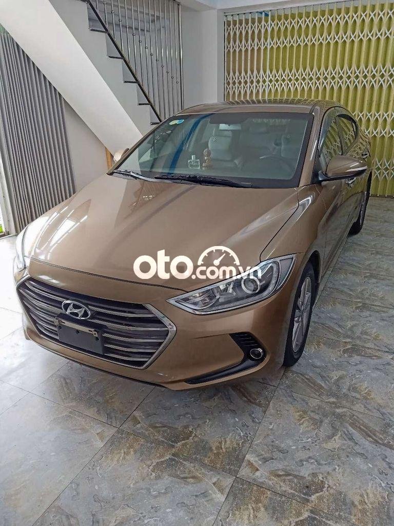 Hyundai Elantra   AT 2018 - Cần bán gấp Hyundai Elantra AT năm sản xuất 2018, màu nâu, xe nhập 