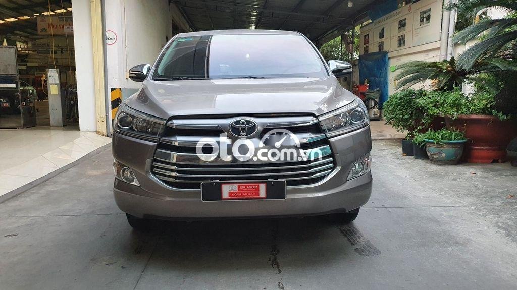 Toyota Innova   V AT 2017 - Cần bán lại xe Toyota Innova V AT năm 2017, màu xám, 690tr