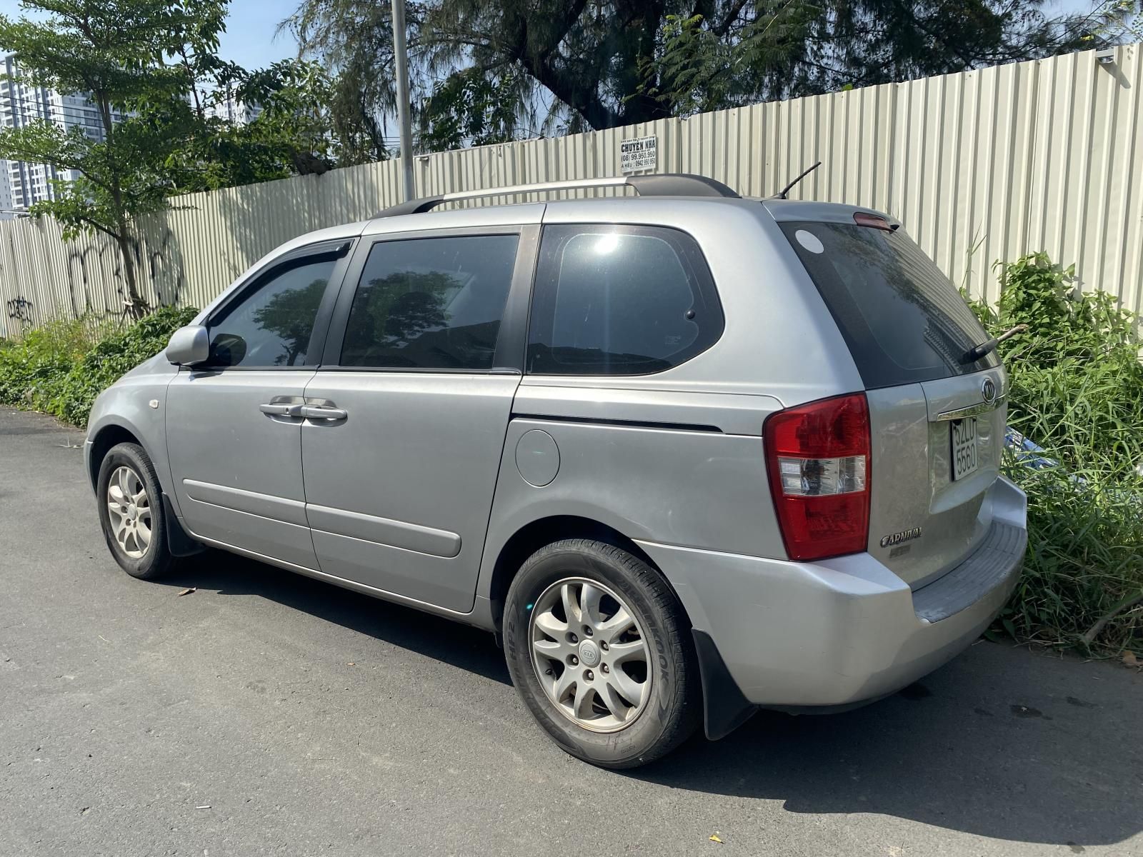 Kia Carnival 2009 - Bán xe Kia Carnival 2.7MT đăng ký lần đầu 2009, xe gia đình, giá tốt 250tr