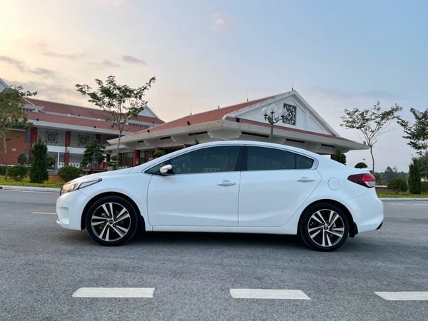 Kia Cerato 1.6AT 2017 - Bán ô tô Kia Cerato 1.6AT sản xuất 2017, màu trắng số tự động, giá tốt