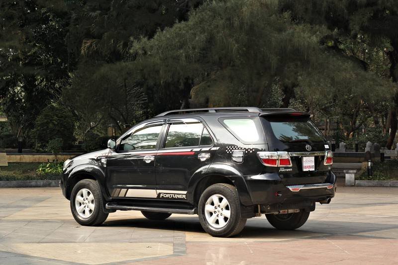 Toyota Fortuner 4x4AT 2010 - Cần bán gấp Toyota Fortuner 4x4AT năm 2010, màu đen, giá 445tr