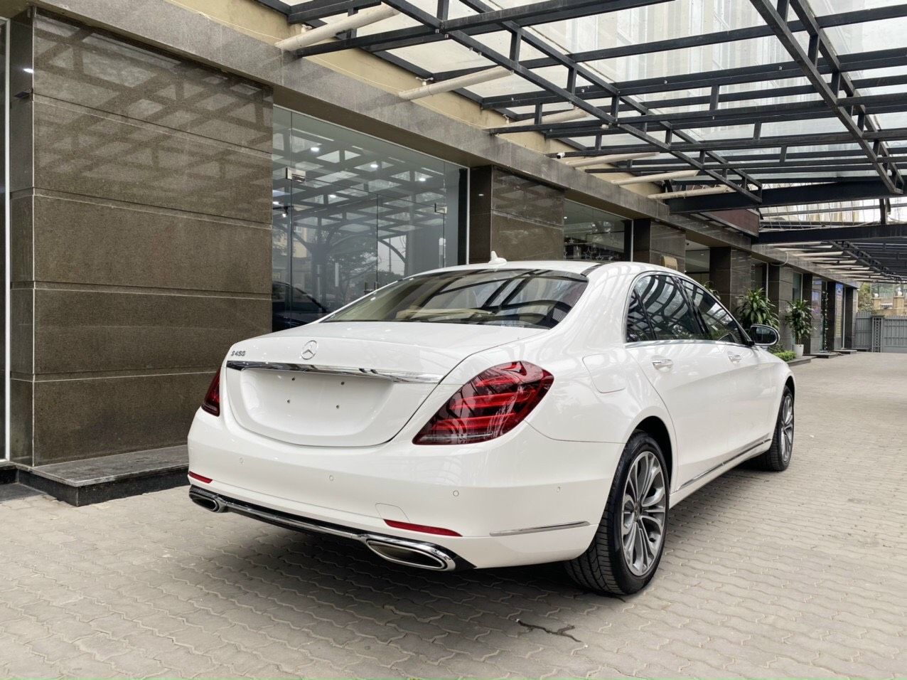 Mercedes-Benz 2020 - Cần bán xe Mercedes-Benz S450 Luxury model 2020 siêu siêu lướt, màu trắng, giá siêu tốt, bảo hành chính hãng tới T6/2022, không giới hạn km