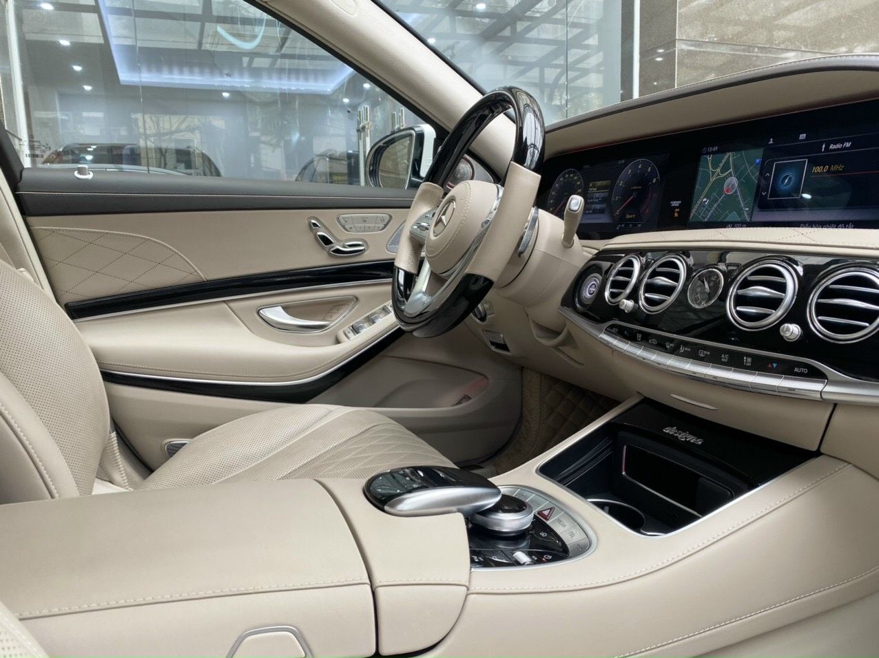 Mercedes-Benz 2020 - Cần bán xe Mercedes-Benz S450 Luxury model 2020 siêu siêu lướt, màu trắng, giá siêu tốt, bảo hành chính hãng tới T6/2022, không giới hạn km