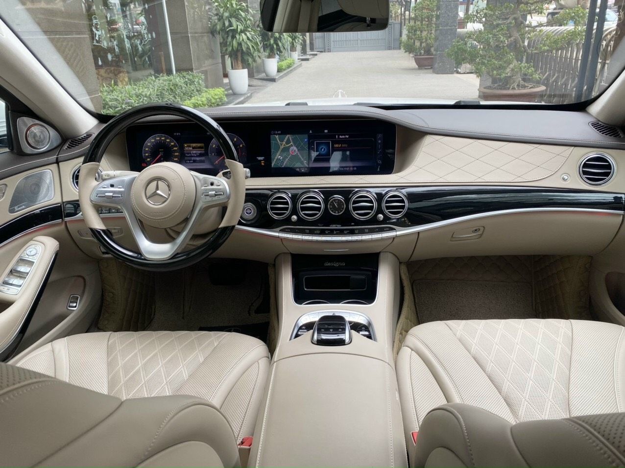 Mercedes-Benz 2020 - Cần bán xe Mercedes-Benz S450 Luxury model 2020 siêu siêu lướt, màu trắng, giá siêu tốt, bảo hành chính hãng tới T6/2022, không giới hạn km