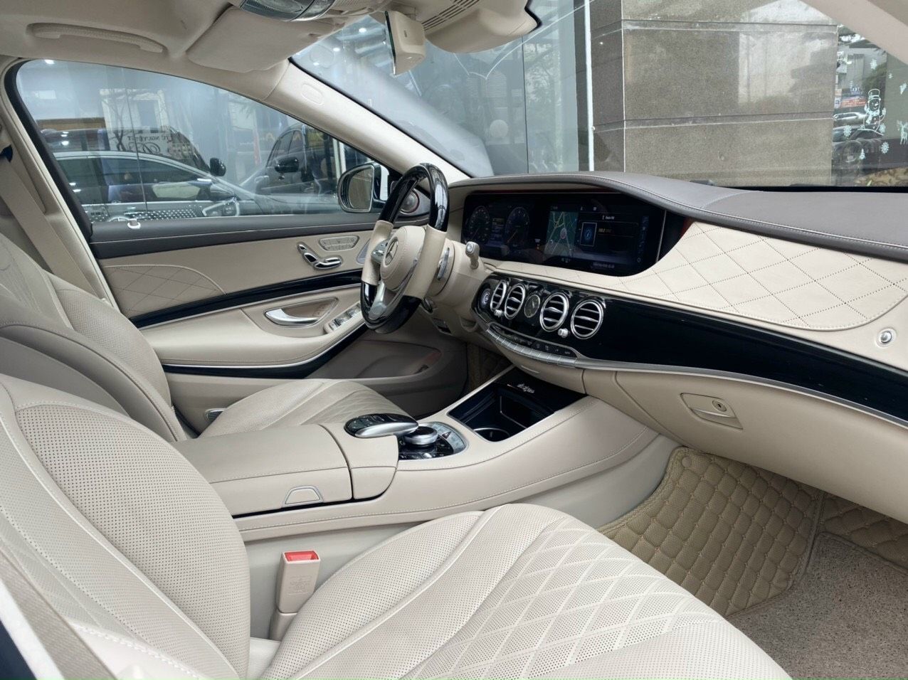 Mercedes-Benz 2020 - Cần bán xe Mercedes-Benz S450 Luxury model 2020 siêu siêu lướt, màu trắng, giá siêu tốt, bảo hành chính hãng tới T6/2022, không giới hạn km