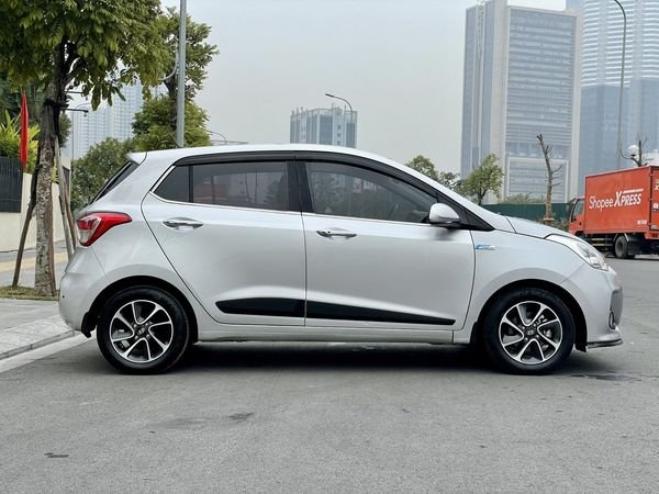 Hyundai Grand i10 1.2 AT  2017 - Cần bán gấp Hyundai Grand i10 1.2 AT năm sản xuất 2017, màu bạc