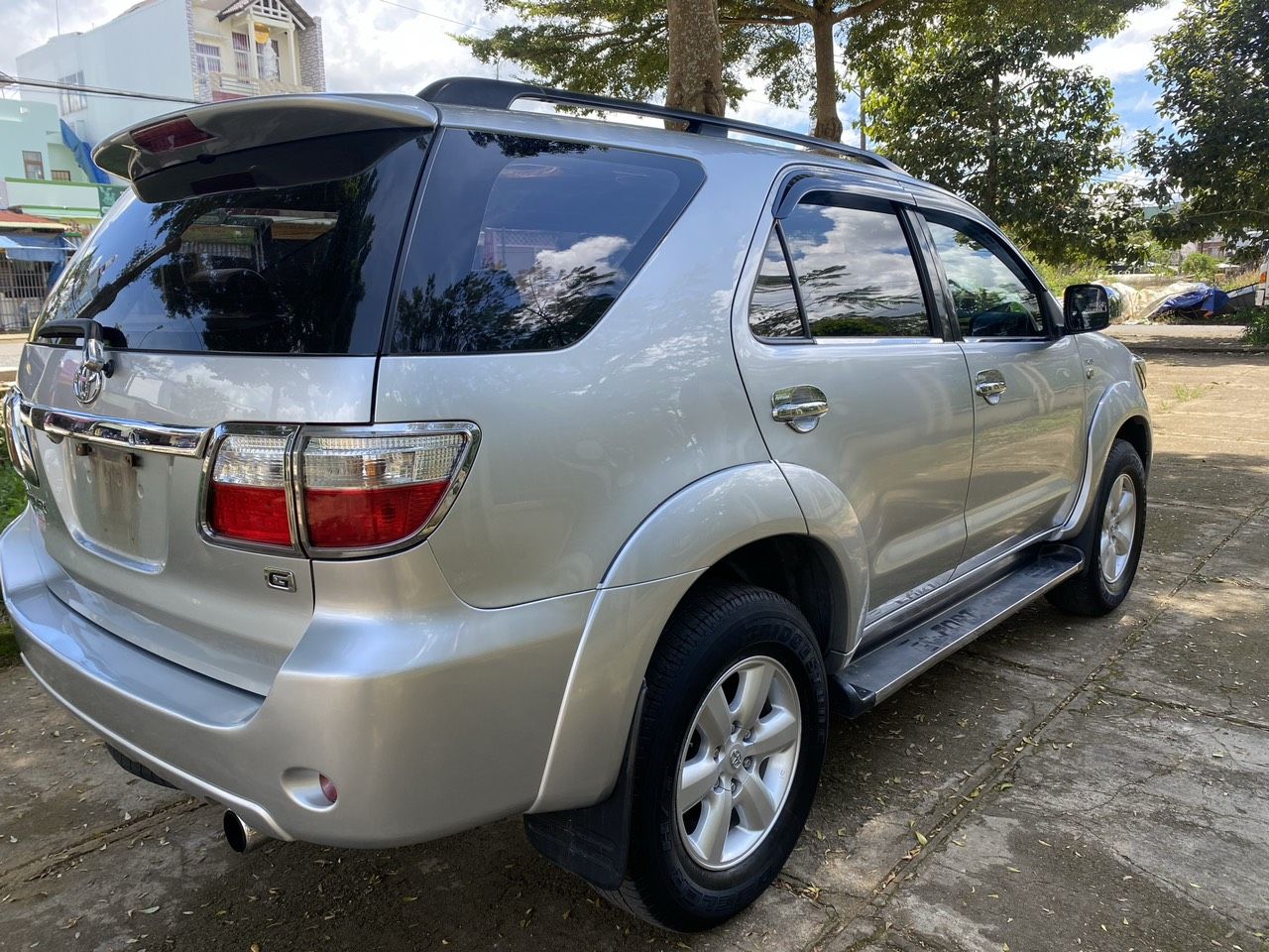 Toyota Fortuner 2011 - Bán Toyota Fortuner đời 2011 bản G máy dầu số sàn, màu bạc, giá cạnh tranh