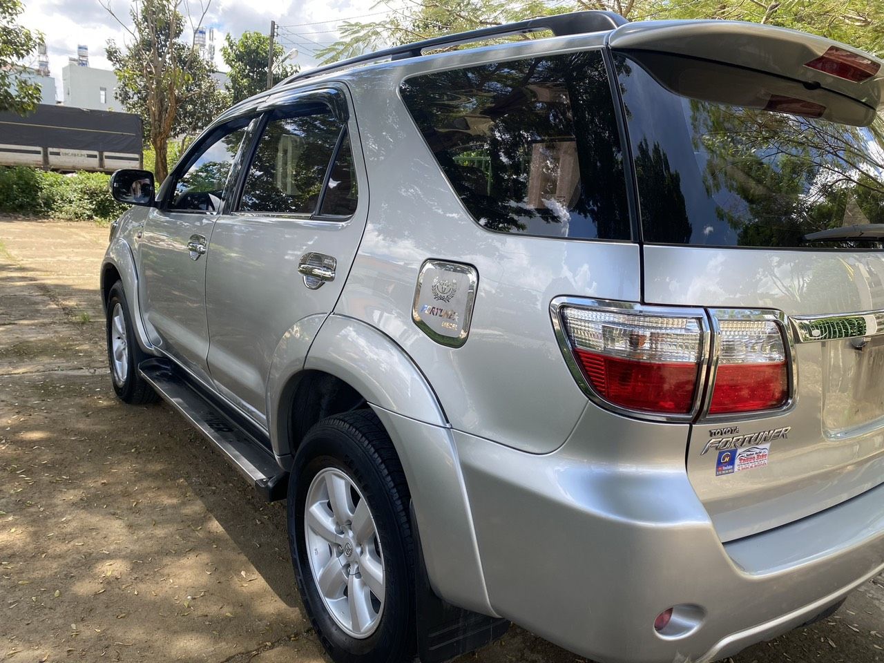 Toyota Fortuner 2011 - Bán Toyota Fortuner đời 2011 bản G máy dầu số sàn, màu bạc, giá cạnh tranh