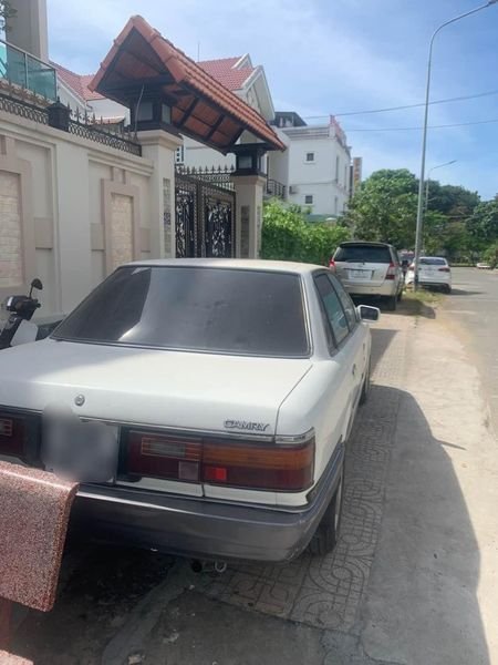 Toyota Camry MT 1987 - Bán Toyota Camry MT sản xuất năm 1987, màu trắng số sàn giá cạnh tranh