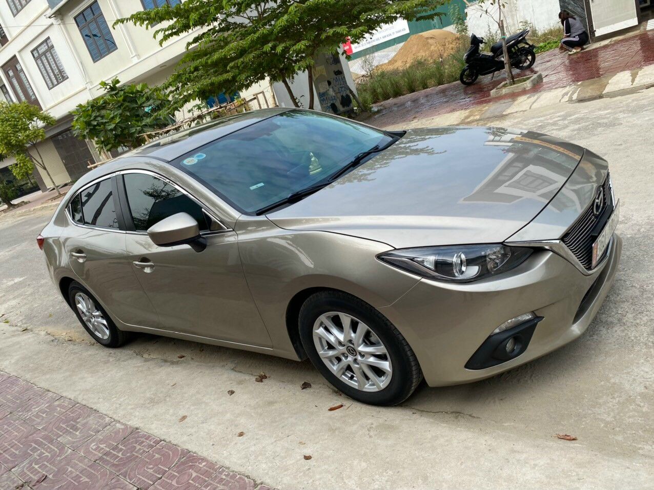 Mazda 3 2016 - Bán Mazda 3 1.5L đời 2016, màu ghi vàng, ít sử dụng, đẹp như xe lướt