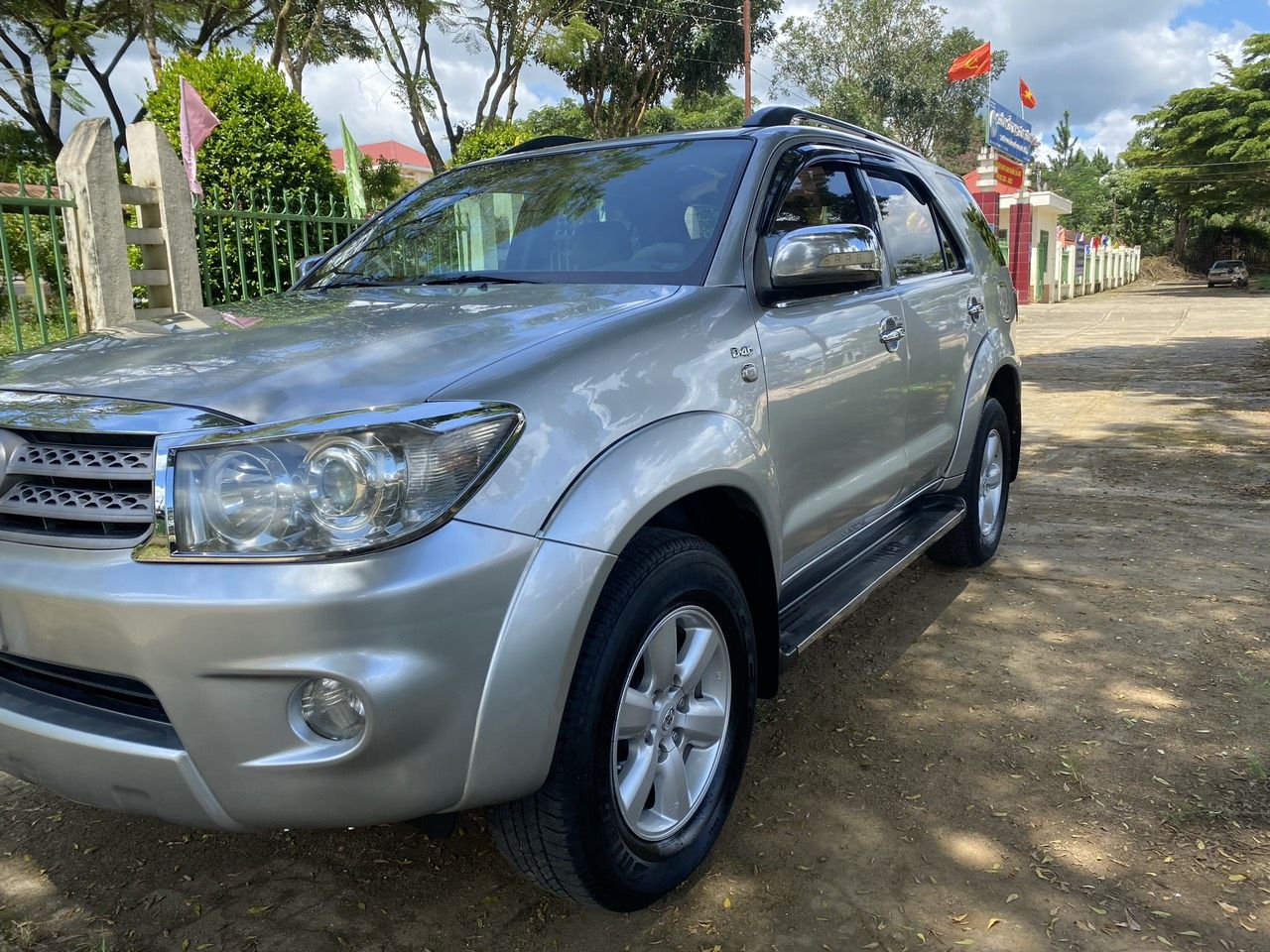 Toyota Fortuner 2011 - Bán Toyota Fortuner đời 2011 bản G máy dầu số sàn, màu bạc, giá cạnh tranh