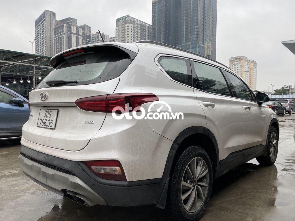 Hyundai Santa Fe 2020 - Cần bán gấp Hyundai Santa Fe máy dầu tiêu chuẩn, sản xuất năm 2020, màu trắng