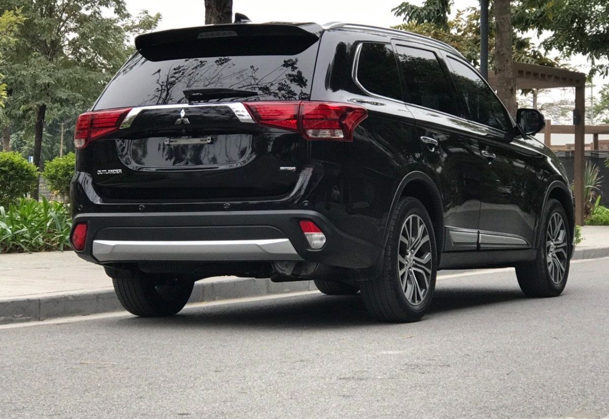 Mitsubishi Outlander 2.4 CVT Premium 2019 - Bán ô tô Mitsubishi Outlander 2.4 CVT Premium năm 2019, màu đen, 830 triệu