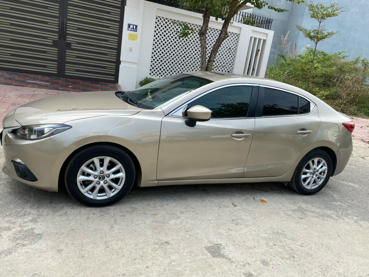 Mazda 3 2016 - Bán Mazda 3 1.5L đời 2016, màu ghi vàng, ít sử dụng, đẹp như xe lướt