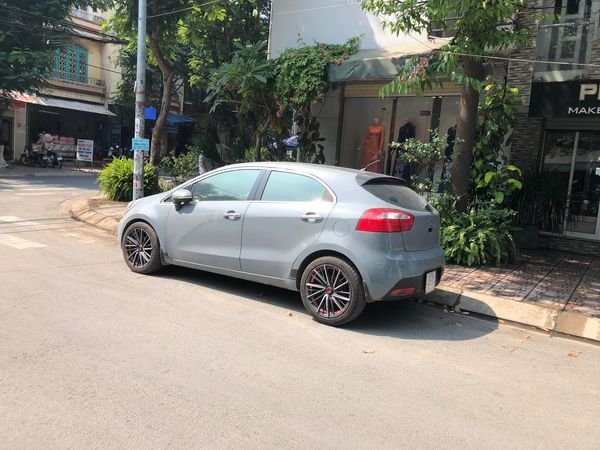 Kia Rio Si 1.4AT 2013 - Bán Kia Rio Si 1.4AT sản xuất năm 2013, màu bạc chính chủ, giá 305tr