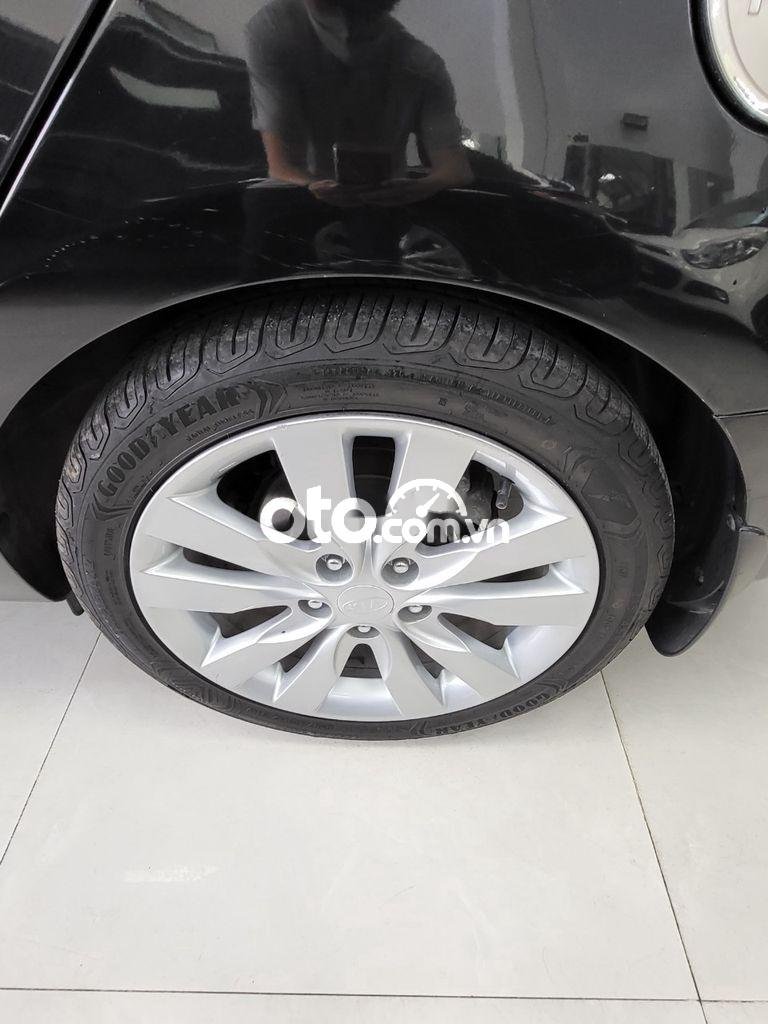 Kia Forte 2013 - Cần bán Kia Forte 1.6AT năm sản xuất 2013, màu đen, giá tốt