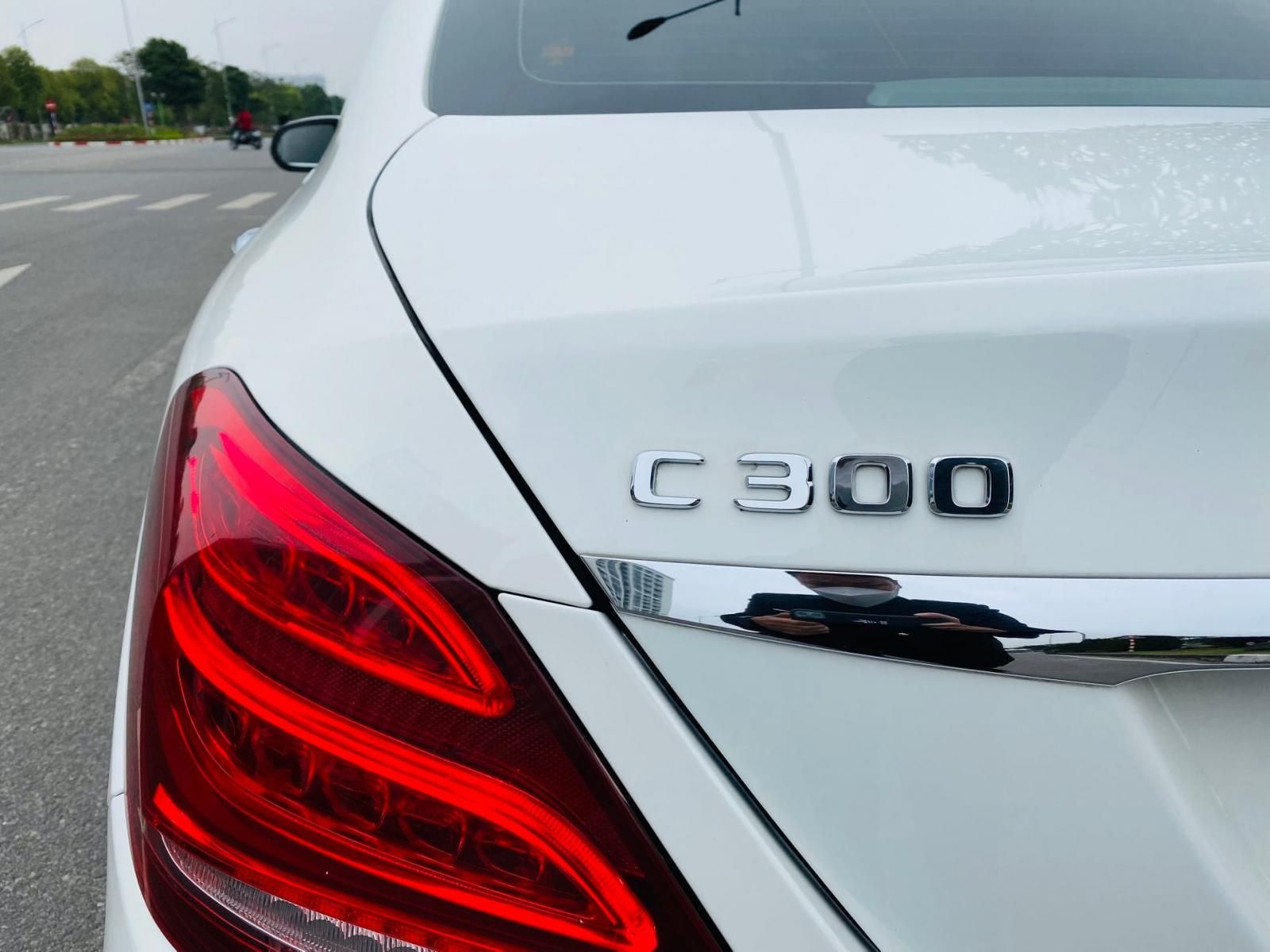 Mercedes-Benz C300 C300 AMG 2017 - Bán ô tô Mercedes C300 AMG sản xuất 2017, màu trắng