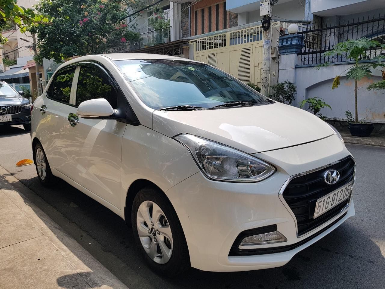 Hyundai Premio 2019 - Cần bán Hyundai Grand i10 sản xuất 2019, màu trắng, gđ sử dụng mới 98%