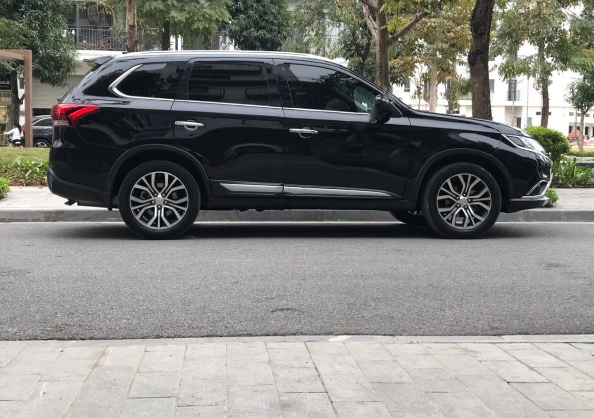 Mitsubishi Outlander 2.4 CVT Premium 2019 - Bán ô tô Mitsubishi Outlander 2.4 CVT Premium năm 2019, màu đen, 830 triệu