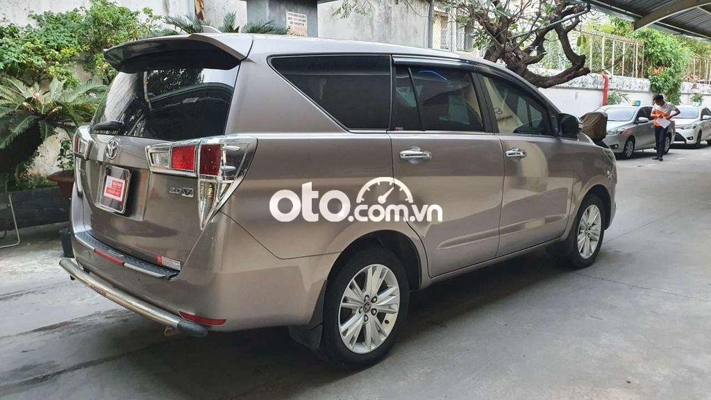 Toyota Innova  V  2017 - Cần bán gấp Toyota Innova V năm 2017, màu đồng 