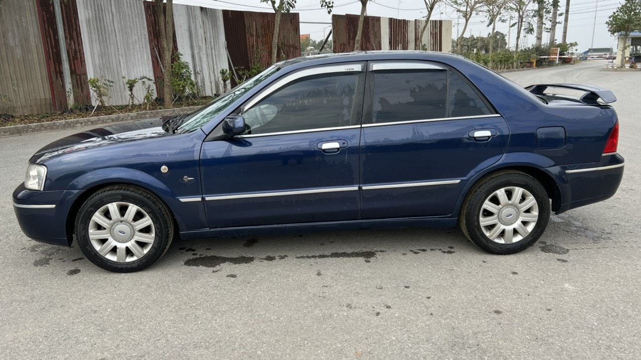 Ford Laser 2004 - Bán gấp xe Ford Laser AT năm 2004, sedan 2 đầu mà giá quá rẻ