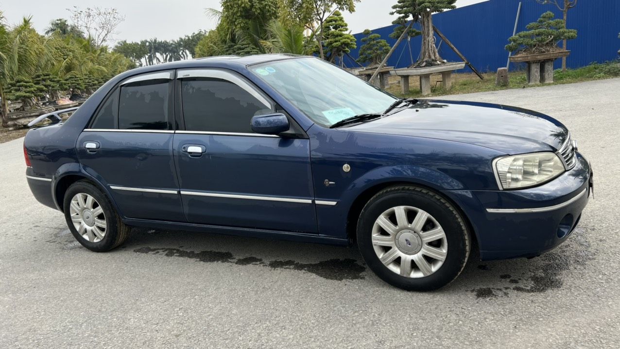 Ford Laser 2004 - Bán gấp xe Ford Laser AT năm 2004, sedan 2 đầu mà giá quá rẻ