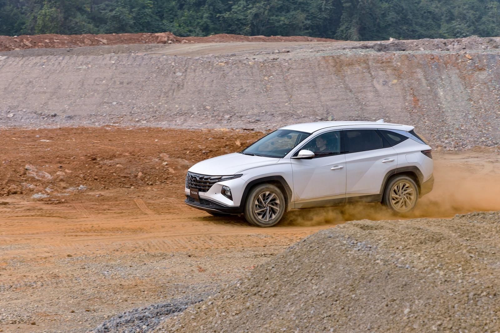 Hyundai Tucson 2022 - Hyundai Tucson AT 2022 siêu mới, hỗ trợ trả góp 85%, tặng 12 tháng BHVC, tặng 100% phí dịch vụ