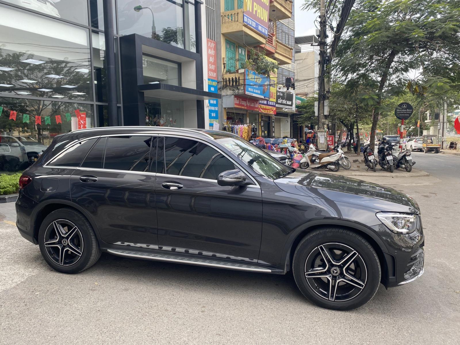 Mercedes-Benz GLC-Class GLC300 4Matic 2021 - Bán xe Mercedes-Benz GLC300 4Matic sản xuất 2021, màu xám, nội thất kem