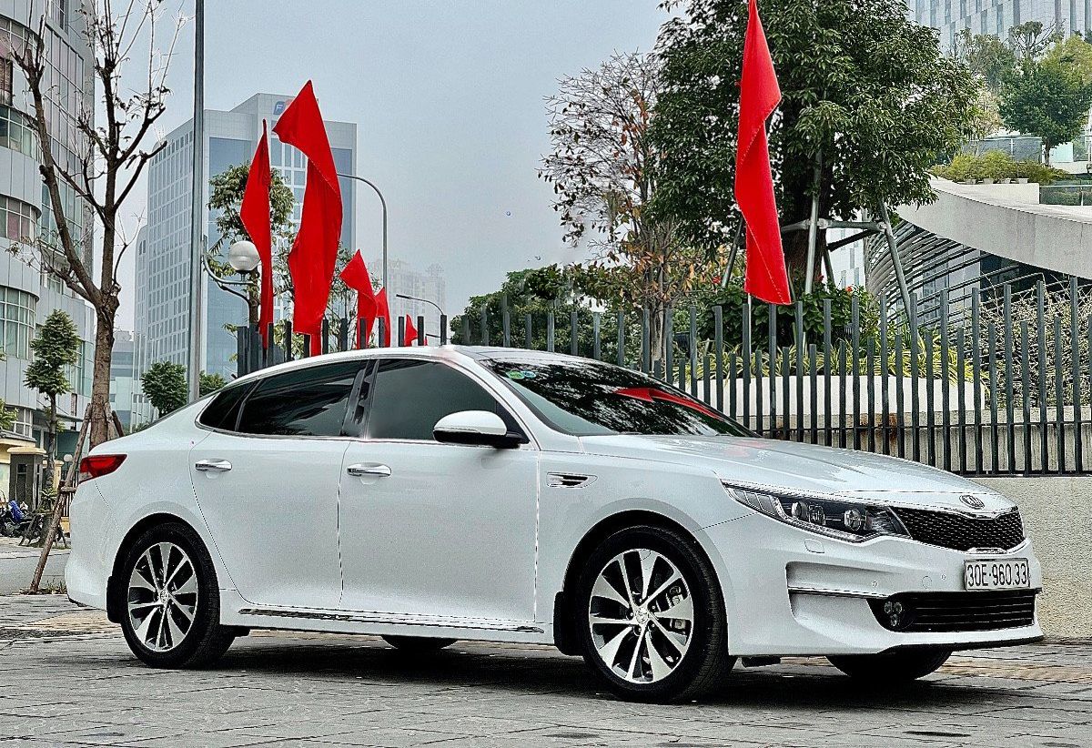 Kia Optima   2.0 ATH  2017 - Bán Kia Optima 2.0 ATH năm sản xuất 2017, màu trắng, 670 triệu