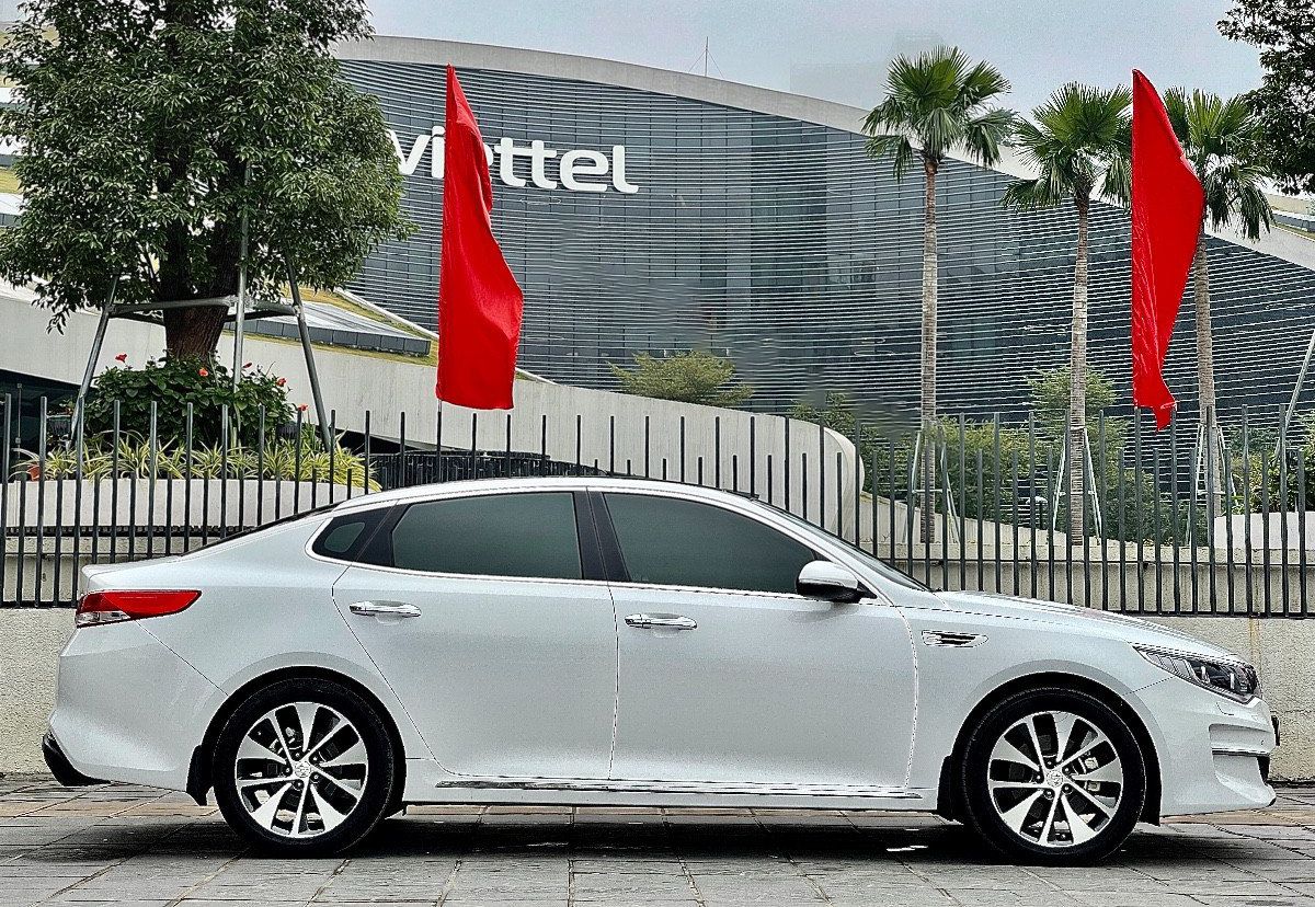 Kia Optima   2.0 ATH  2017 - Bán Kia Optima 2.0 ATH năm sản xuất 2017, màu trắng, 670 triệu