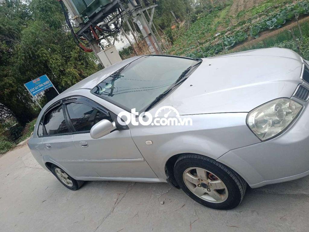 Daewoo Lacetti MT 2005 - Cần bán gấp Daewoo Lacetti MT năm sản xuất 2005, màu bạc, giá chỉ 85 triệu