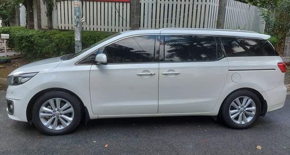 Kia Sedona 2015 - Bán xe Kia Sedona 3.3GAT năm 2015, màu trắng, giá chỉ 630 triệu