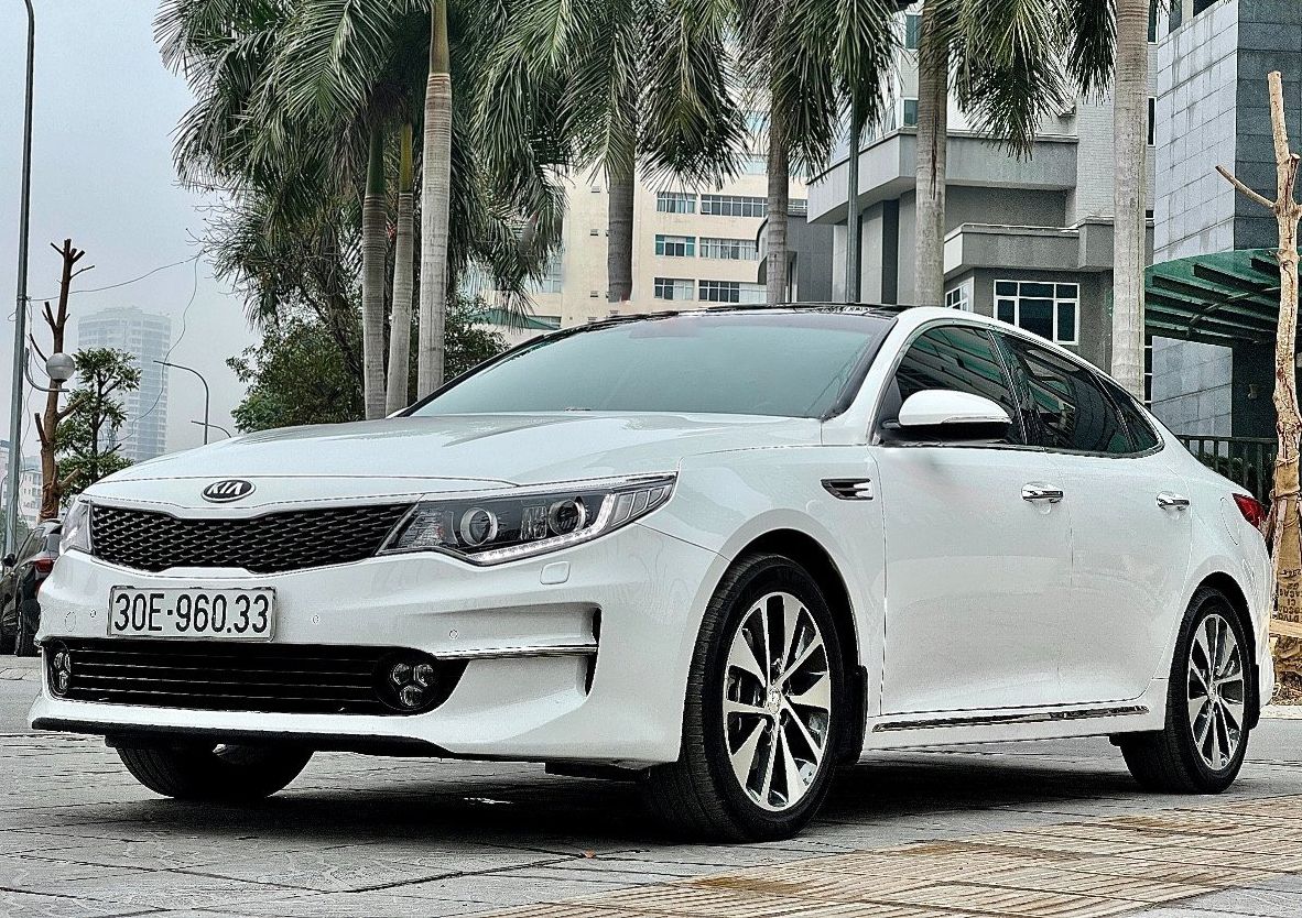 Kia Optima   2.0 ATH  2017 - Bán Kia Optima 2.0 ATH năm sản xuất 2017, màu trắng, 670 triệu