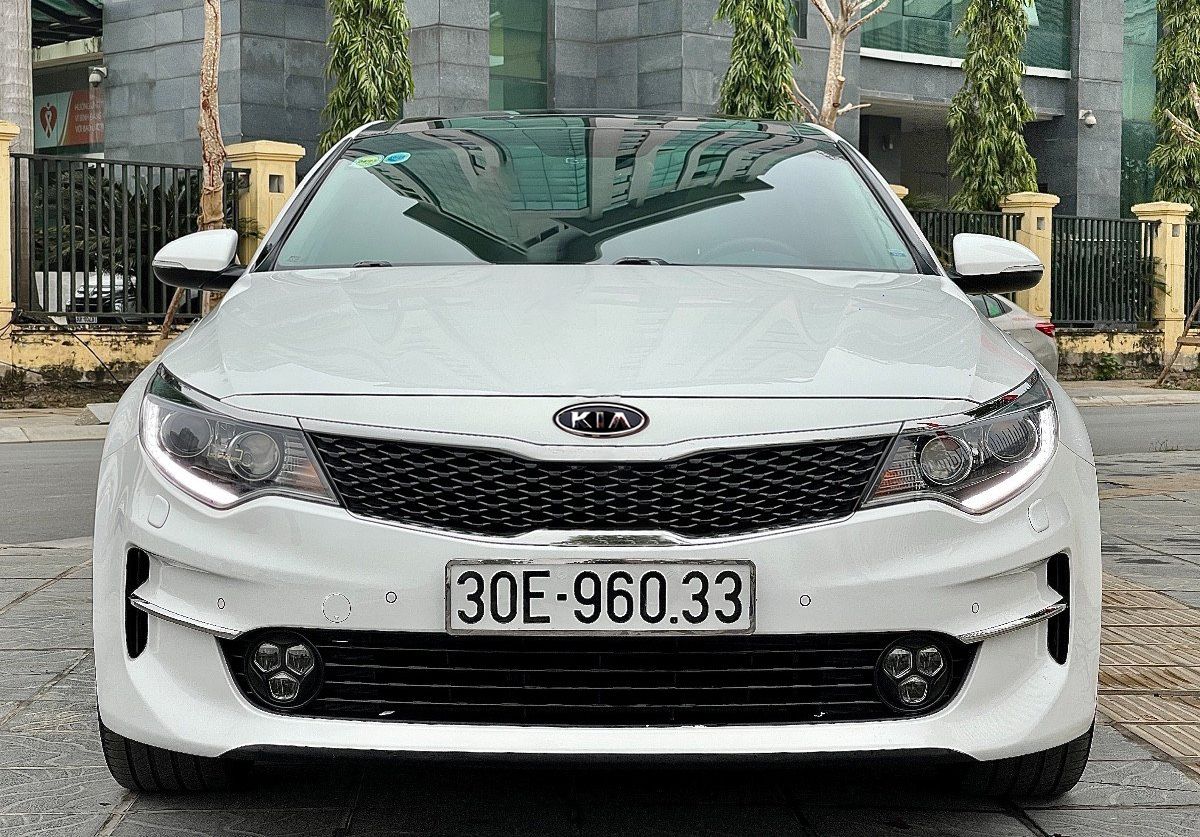 Kia Optima   2.0 ATH  2017 - Bán Kia Optima 2.0 ATH năm sản xuất 2017, màu trắng, 670 triệu