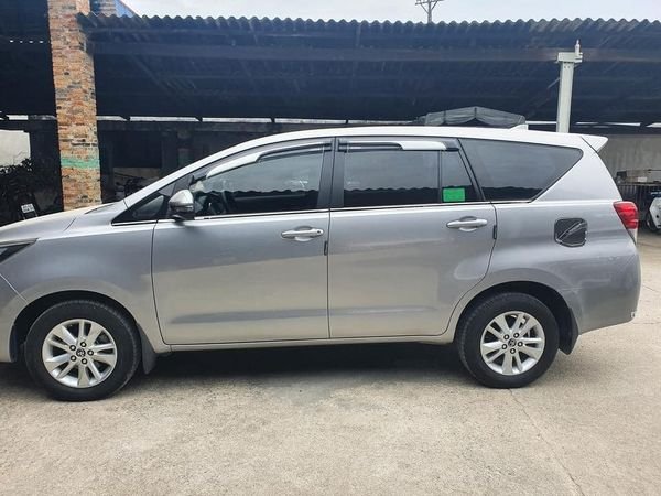 Toyota Innova 2.0G 2018 - Bán xe Toyota Innova 2.0G năm sản xuất 2018, màu bạc, giá tốt