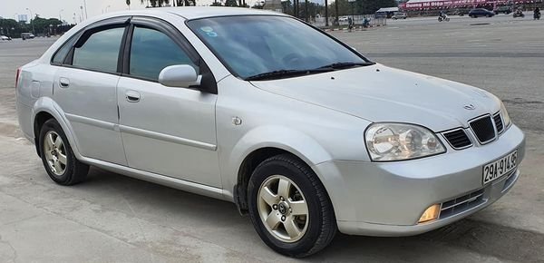 Daewoo Lacetti MT 2005 - Cần bán gấp Daewoo Lacetti MT năm 2005, màu bạc xe gia đình