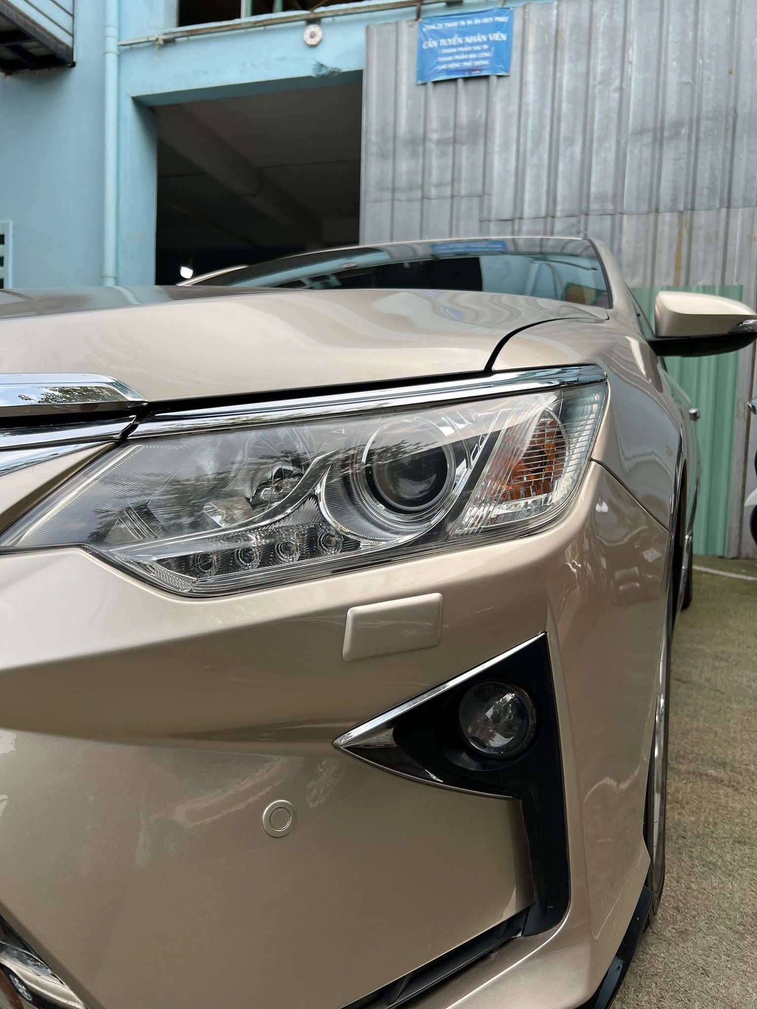 Toyota Camry 2015 - Xe Toyota Camry 2.5Q năm sản xuất 2015, màu vàng đồng, xe gia đình sử dụng giữ gìn cẩn thận còn rất mới