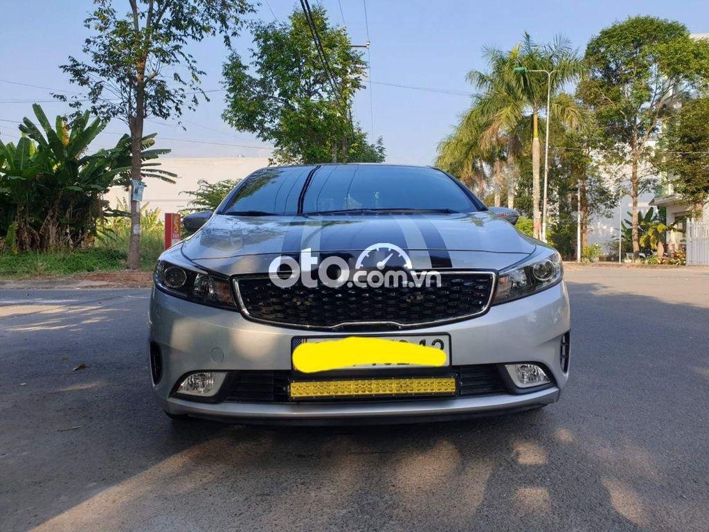 Kia Cerato MT 2018 - Cần bán gấp Kia Cerato MT năm sản xuất 2018, màu bạc