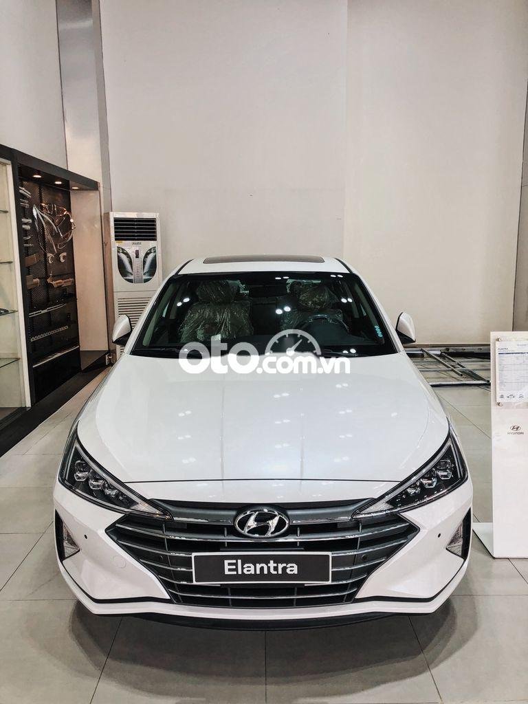 Hyundai Elantra  AT 2021 - Bán xe Hyundai Elantra AT sản xuất năm 2021, màu trắng, xe nhập, 500tr