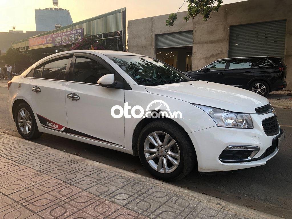 Chevrolet Cruze LT  2016 - Bán ô tô Chevrolet Cruze LT năm sản xuất 2016, màu trắng xe gia đình, giá chỉ 289 triệu