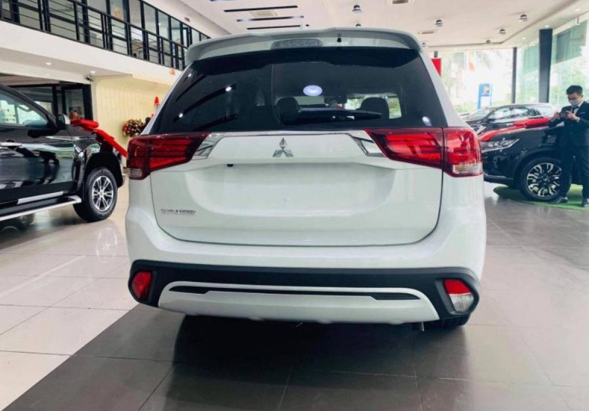 Mitsubishi Outlander 2.0 CVT Premium 2021 - Bán ô tô Mitsubishi Outlander 2.0 CVT   Premium năm sản xuất 2021, màu trắng, giá tốt