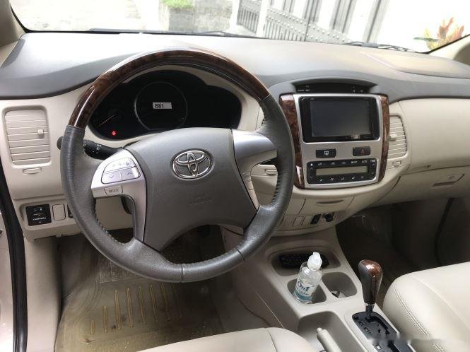 Toyota Innova V 2015 - Cần bán gấp Toyota Innova V năm sản xuất 2015, màu vàng cát, giá 496tr