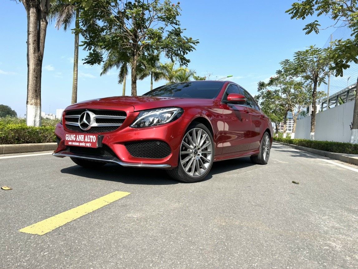 Mercedes-Benz C300 2018 - Cần bán gấp Mercedes-Benz C300 AMG năm 2018, màu đỏ, siêu lướt như mới, full lịch sử bảo dưỡng hãng