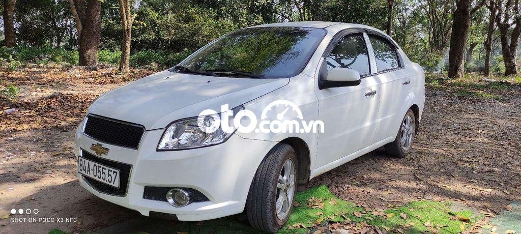 Chevrolet Aveo    MT 2015 - Cần bán gấp Chevrolet Aveo MT năm sản xuất 2015, màu trắng, nhập khẩu nguyên chiếc, giá chỉ 215 triệu