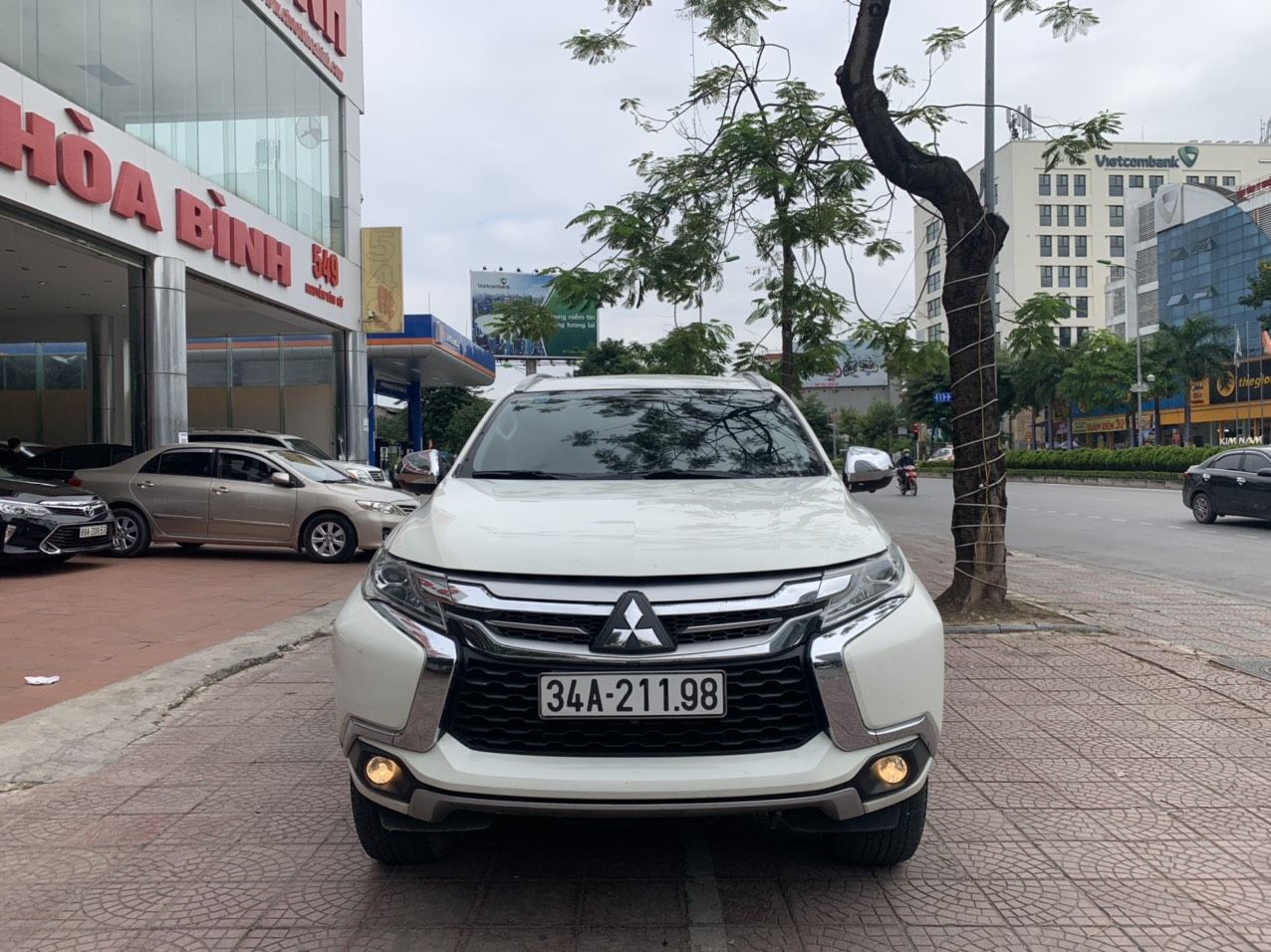 Mitsubishi Pajero Sport 2017 - Bán xe Mitsubishi Pajero Sport AT 4x2 màu trắng, năm sản xuất 2017 máy xăng, giá ưu đãi