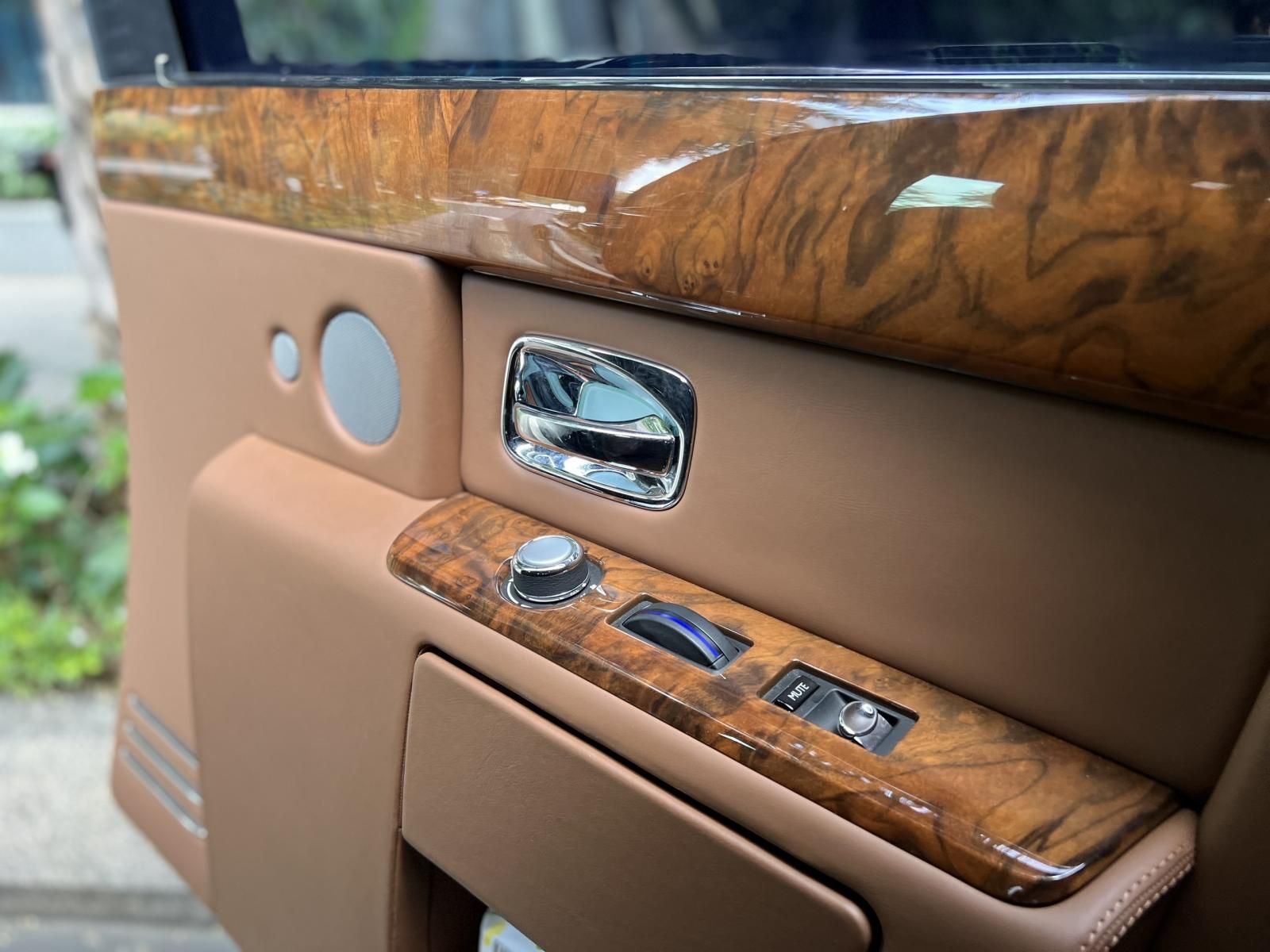 Rolls-Royce Phantom 2014 - Cần bán xe Rolls-Royce Phantom sản xuất 2014 xe chạy 1,5 vạn km  như mới