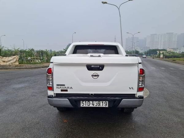 Nissan Navara VL 2015 - Bán Nissan Navara VL sản xuất năm 2015, màu trắng số tự động, giá 530tr