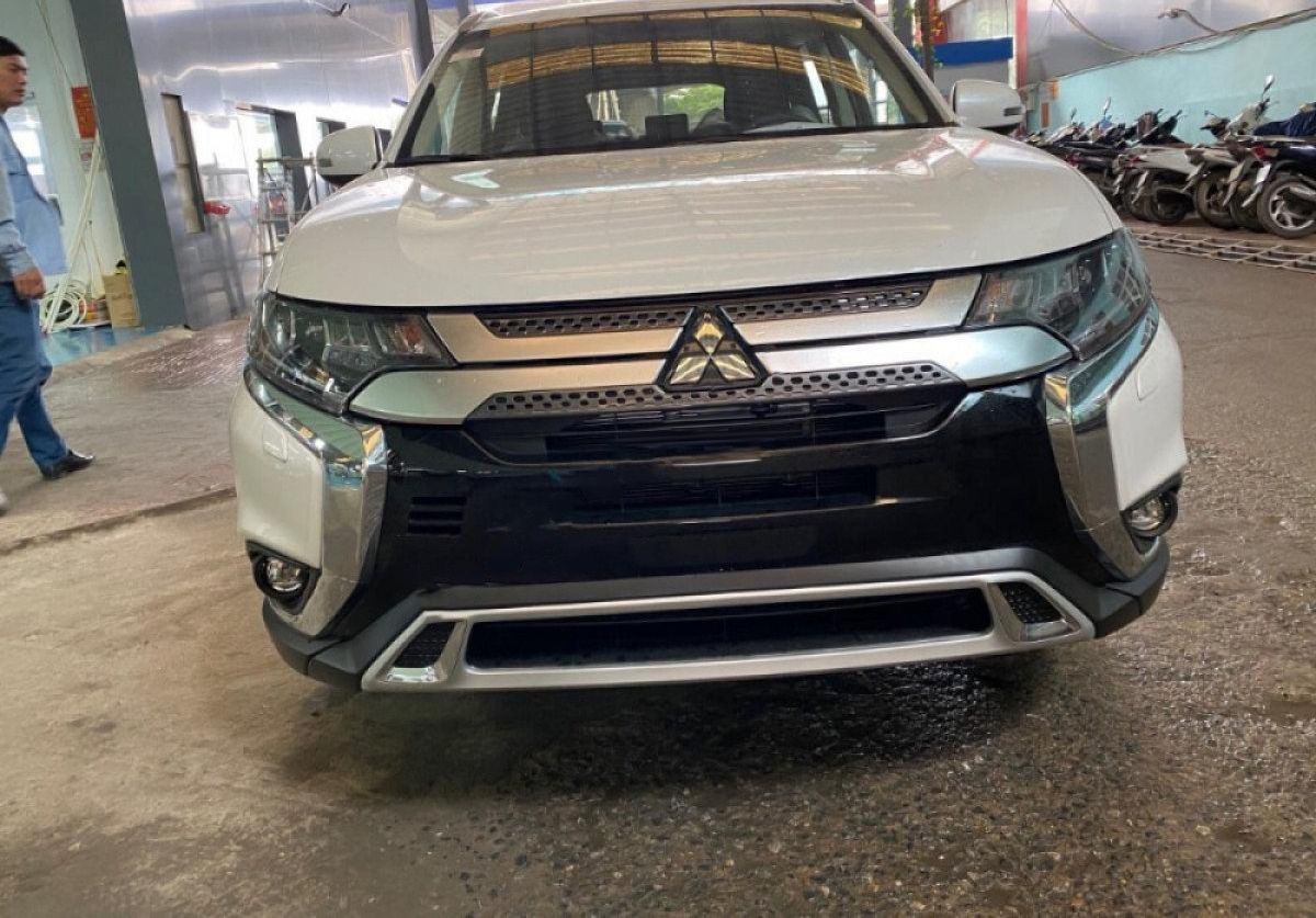 Mitsubishi Outlander 2.0 CVT Premium 2021 - Bán ô tô Mitsubishi Outlander 2.0 CVT   Premium năm sản xuất 2021, màu trắng, giá tốt