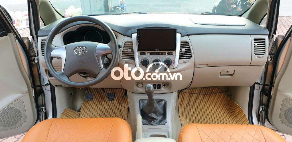 Toyota Innova   E  2015 - Cần bán Toyota Innova E sản xuất 2015, màu bạc, 380 triệu