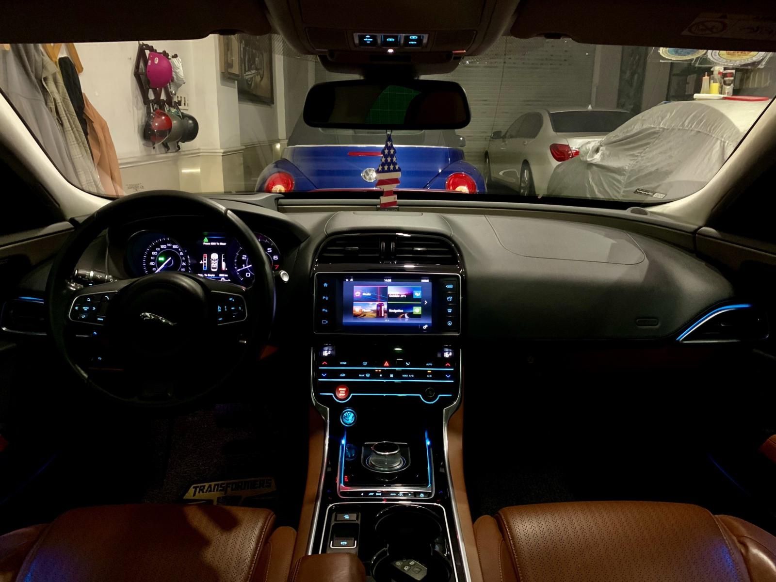 Jaguar XE 2015 - Bán Jaguar XE năm sản xuất 2015 đăng ký 2016 được trang bị full option, nội thất cao cấp nguyên bản